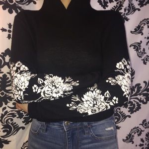Crop top hoodie / floral print on arms.